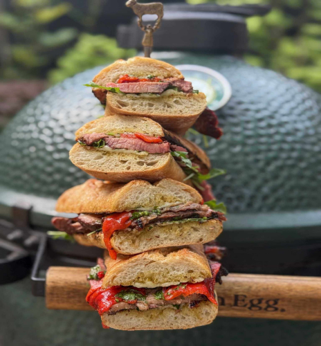 Tri Tip Steak Sandwich met chimichurri, geroosterde paprika & rucola