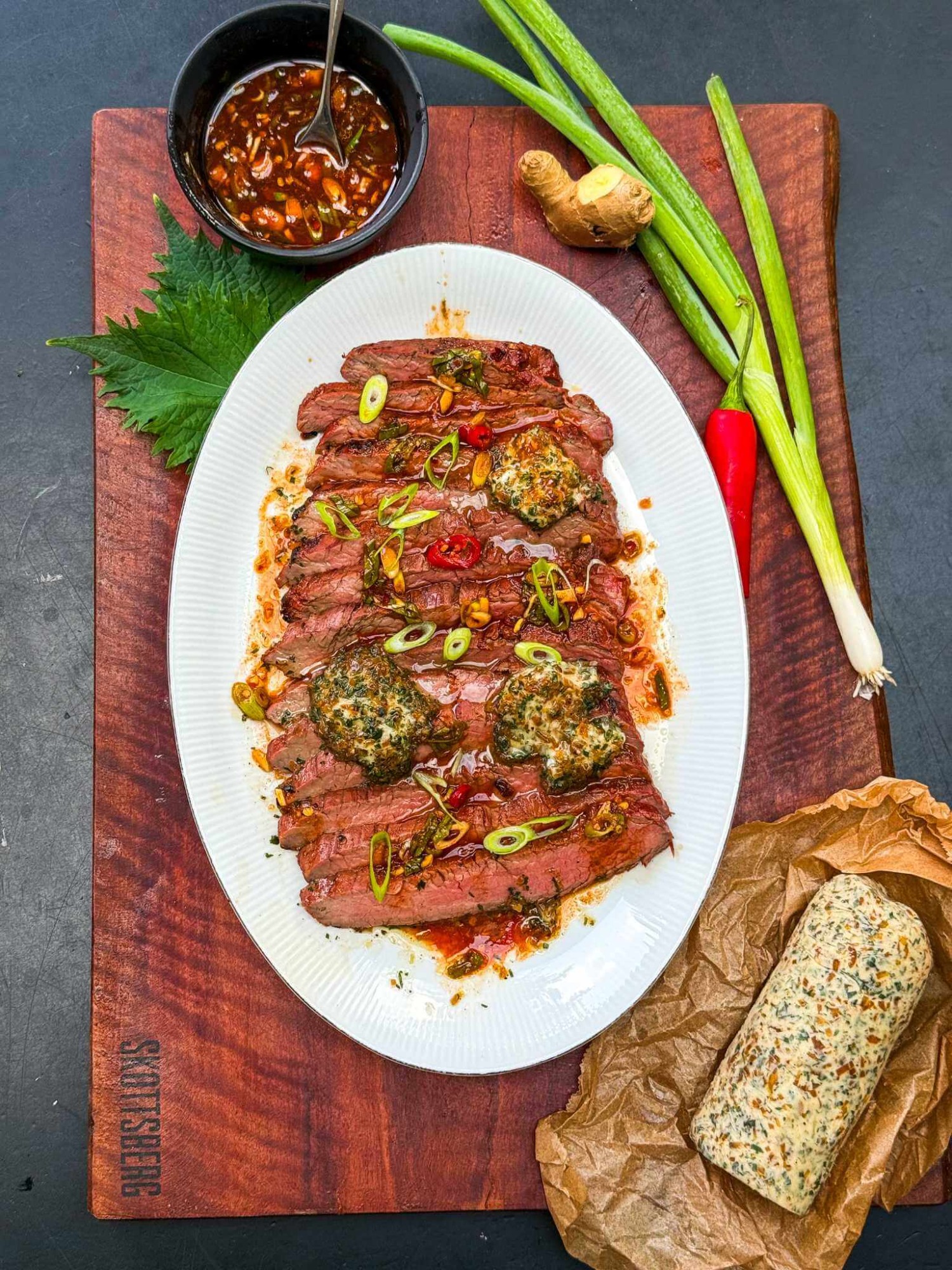 Flank Steak met Shiso-sjalottenboter